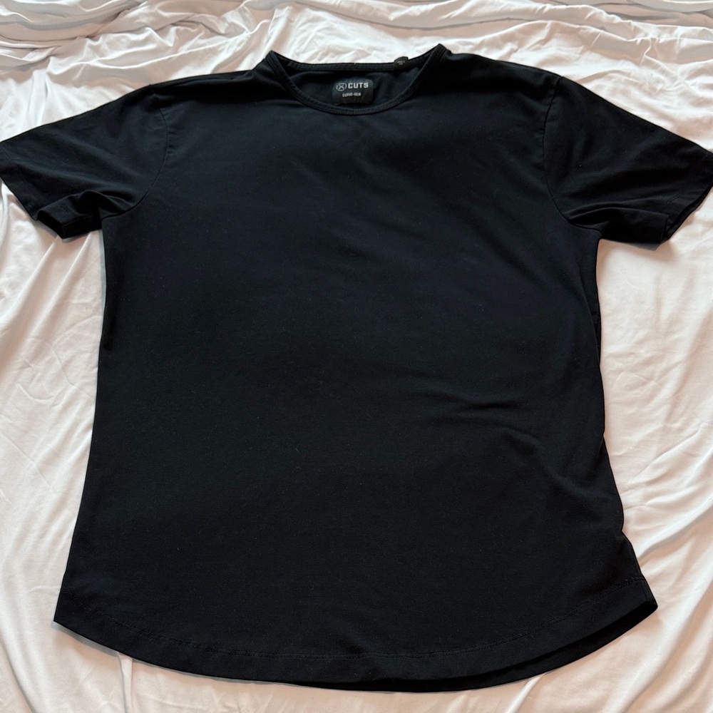 CUTS curve-hem black tee